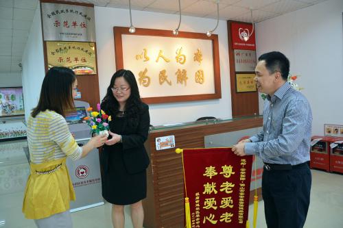 尊老愛老，奉獻(xiàn)愛心 ——佛山市安安美容保健品有限公司“敬老、愛老” 送產(chǎn)品活動